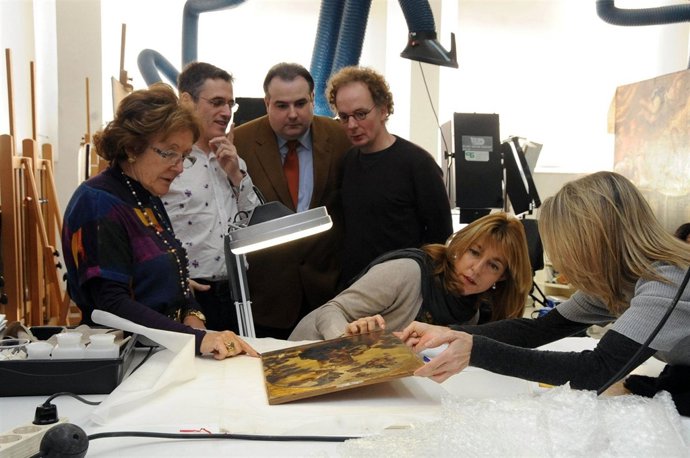 Trini Miró junto a Carmen Pérez y la delegación francesa de La Sorbona 