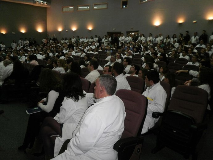 Los médicos de La Arrixaca con el Sindicato Médico acuerdan elaborar un manifies