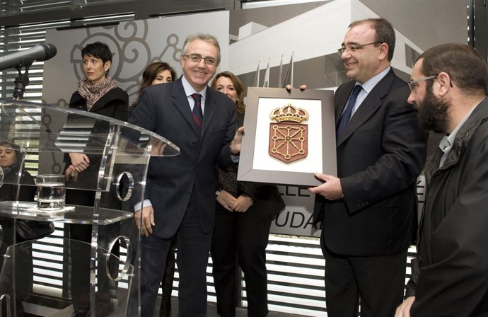 El presidente del Gobierno de Navarra, Miguel Sanz, entrega el escudo de Navarra