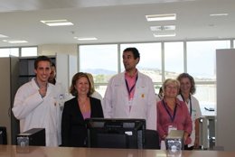 La consejera de Sanidad y Consumo, María Ángeles Palacios (c), junto a los profe