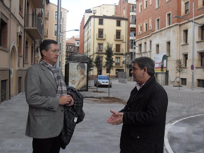 El alcalde de Teruel visita la obra de la calle Joaquín Arnau