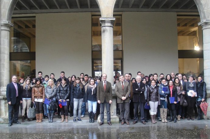 El consejero Catalán y personal docente con el grupo de alumnos y alumnas de FP 