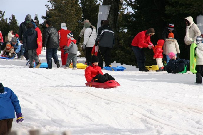ARAMÓN VALDELINARES INAUGURA LA ZONA DE TRINEOS PARA TODOS LOS PÚBLICOS