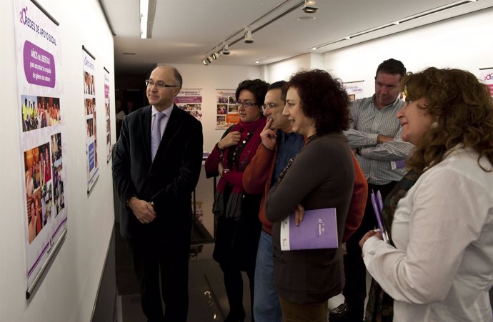 Ruiz Medrano visita la exposición del 20 aniversario del Programa de Personas Ma
