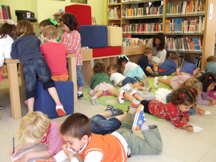Niños en la Biblioteca. 