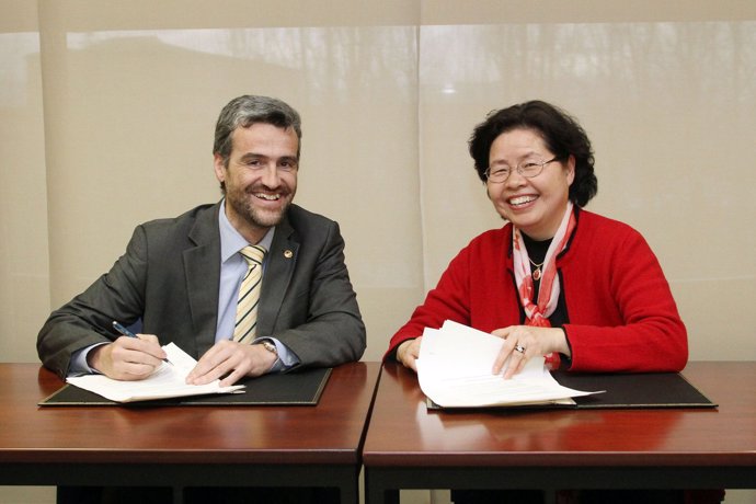 Alfonso Carlosena y Liu Guoxian, durante la firma del acuerdo entre la UPNA y la