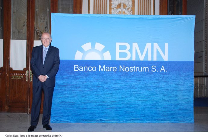 Carlos Egea junto a la imagen corporativa de BMN