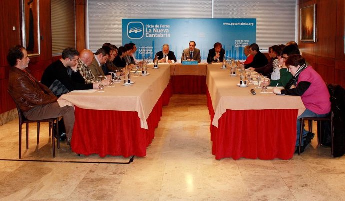 Cañete y Diego con representantes del sector. 