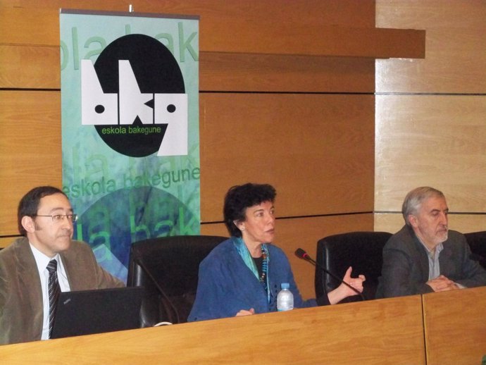 Isabel Celaá presenta los materiales, junto a dos expertos