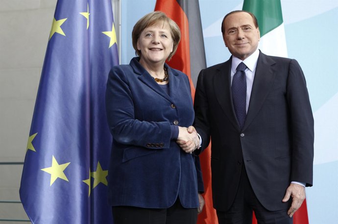 Merkel y Berlusconi se dan la mano