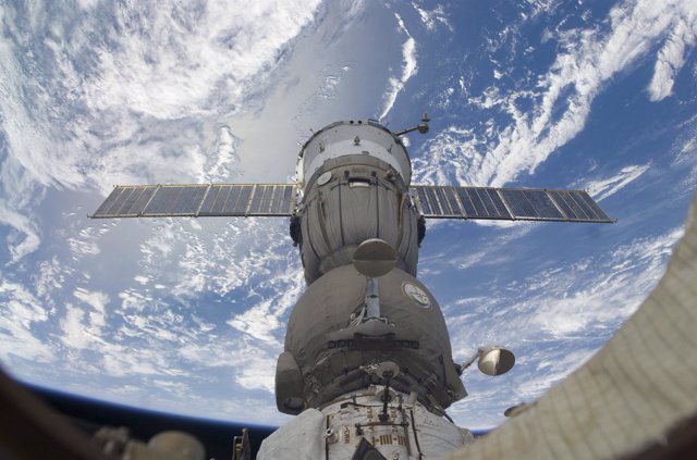 Nave rusa Soyuz acoplada a la ISS 
