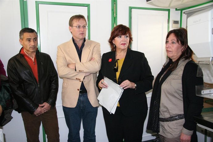 La delegada provincial de Salud, María Antigua Escalera, acompañada por el alcal