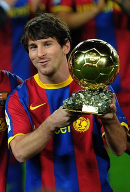 Lionel Messi ofrece el Balón de Oro al Camp Nou