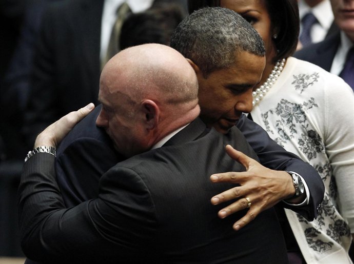 presidente de Estados Unidos, Barack Obama, se abraza al marido de la congresist