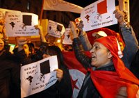 Cientos de manifestantes desafían el toque de queda en la capital de Túnez