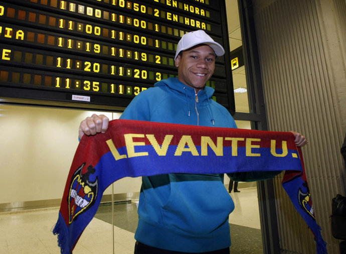 El delantero del Levante Welligton Alves da Silva a su llegada a Manises (Valenc