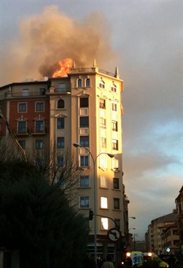 Imagen del incendio declarado este miércoles en un piso de Pamplona.