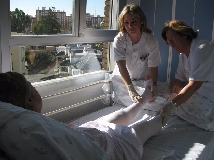 Enfermeras cuidan a una paciente con problemas de tromboembolismo