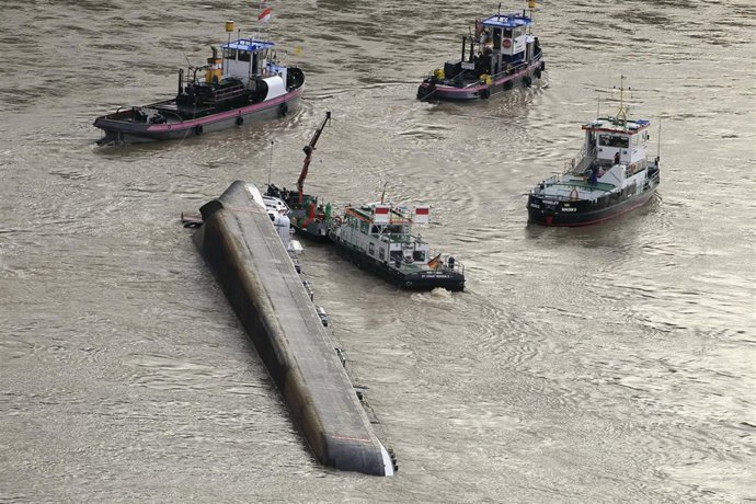 Vuelca en el Rin un buque cisterna con 2.400 toneladas de ácido sulfúrico