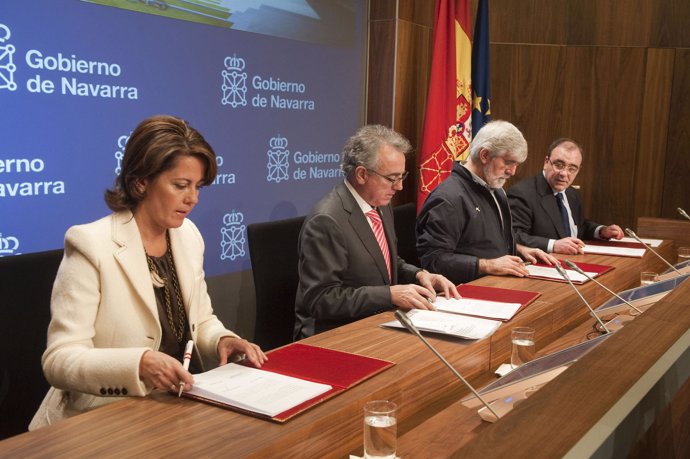 Firman el convenio la alcaldesa Barcina, el Presidente Sanz, Urra y Andía. 