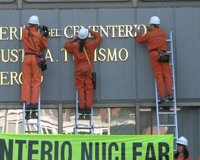 Greenpeace exige el cese del secretario de Estado de Energía por realizar un informe económico sobre la planta