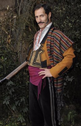 Posado del actor Manuel Bandera caracterizado como su personaje de 'Bandolera'