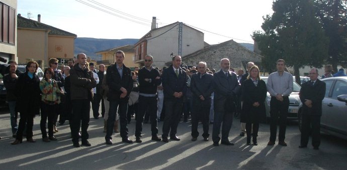 Las autoridades, durante la concentración en Torrecaballeros.