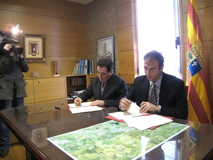 El consejero Alfonso Vicente y el alcalde de Utebo han firmado el acuerdo sobre 