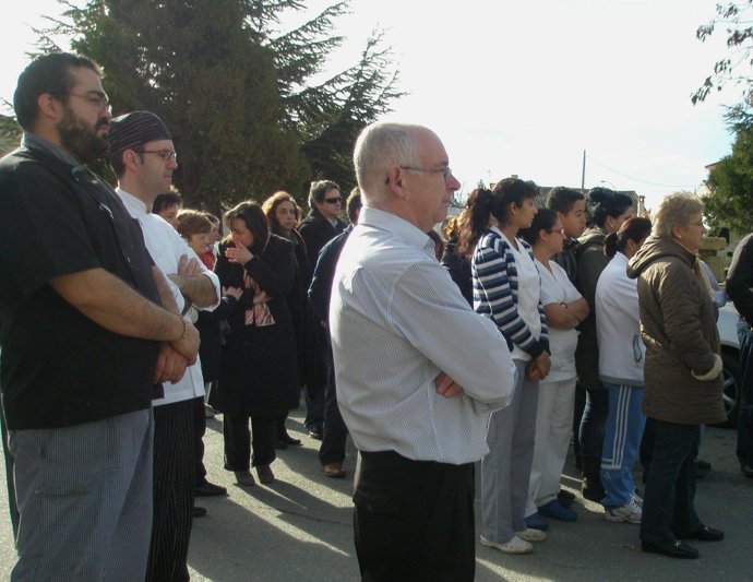 Vecinos de Torrecaballeros rechazan el asesinato con una concentración.