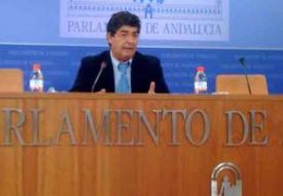 Diego Valderas, en rueda de prensa en el Parlamento
