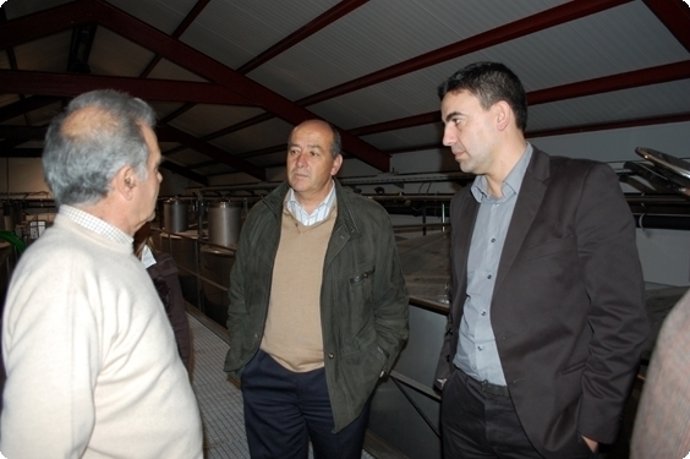 Mario Jiménez, a la derecha en una reciente visita a Almonte