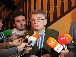 Francisco González Cabaña atiende a los medios