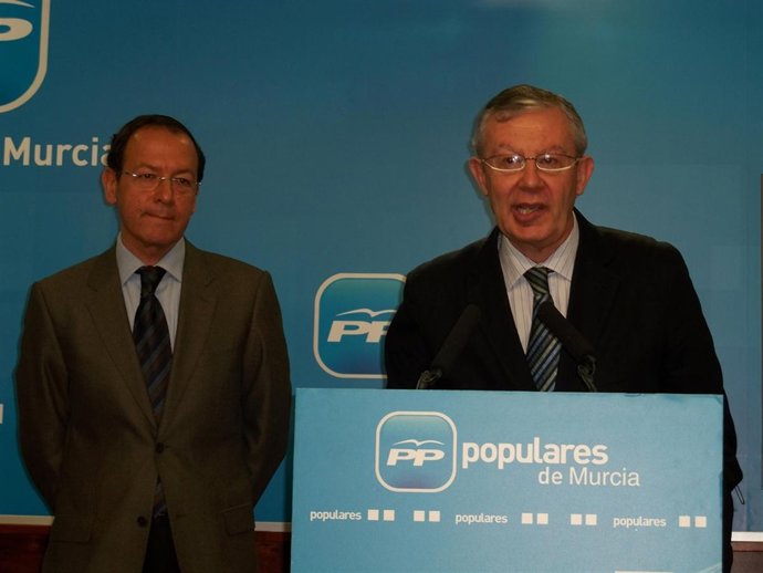 El portavoz del PP en Murcia, José Antonio Ruiz Vivo; acompañado por el secretar