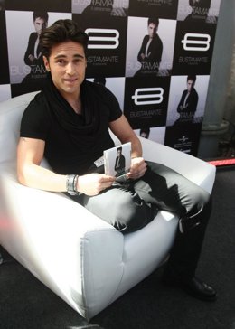 Bustamante Presenta Su Nuevo Disco, 'A Contracorriente'