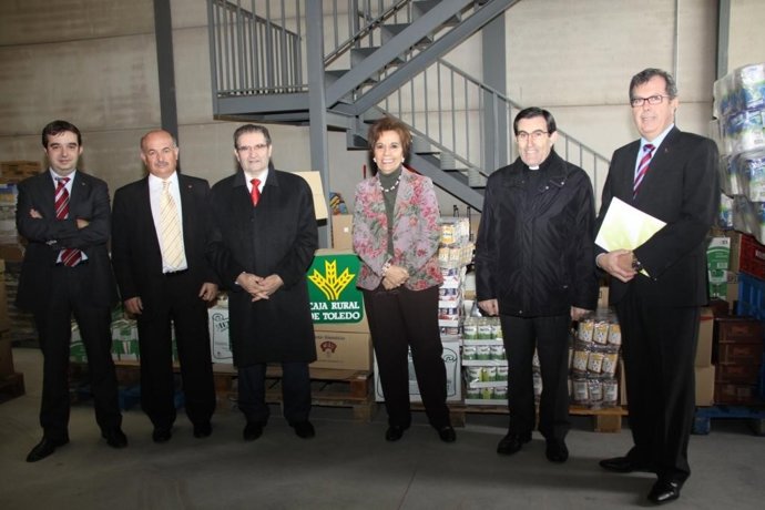 Caja Rural entrega alimentos