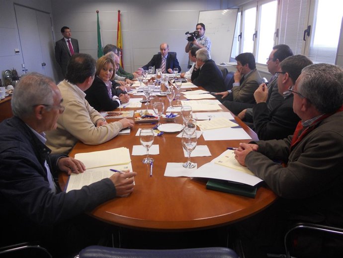 Alcaldes de ayuntamiento de la MAS se reúnen para firmar el compromiso.