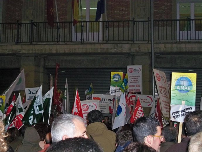 Los manifestantes frente a la Consejería de Hacienda