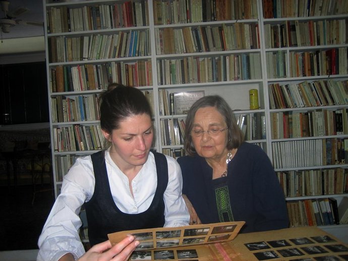Marie-Loup Sougez junto a Juliette Lavie durante la preparación de su obra