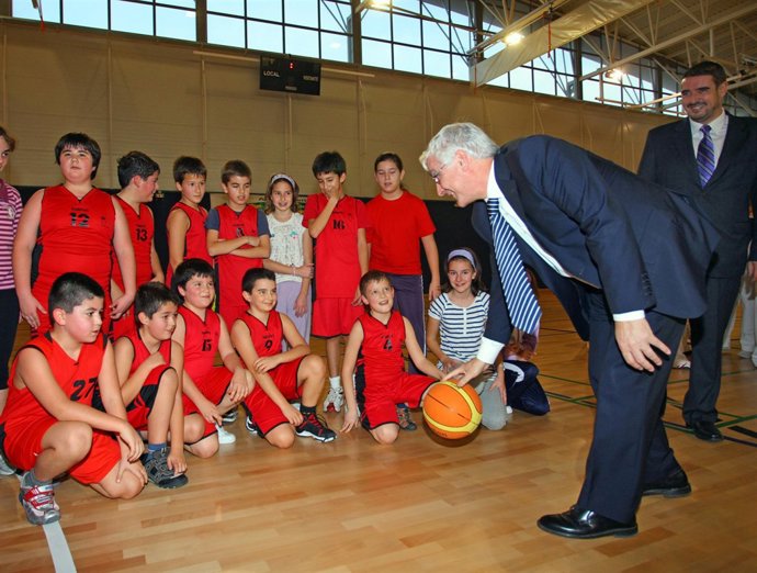 Barreda en la inauguración del polideportivo de Marchamalo