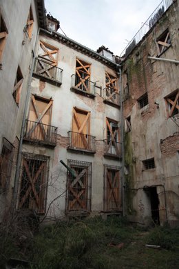El patio de los edificios okupados