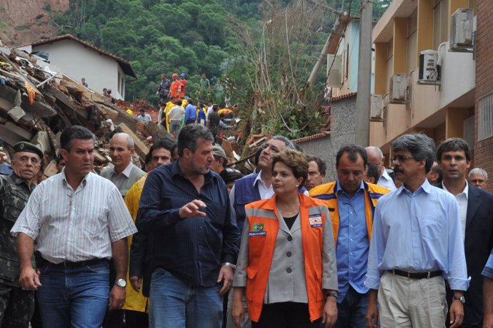 La presidenta de Brasil, Dilma Rousseff, visitando las zonas afectas por las llu