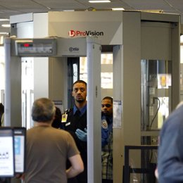 Controles en los areopuertos de Estados Unidos, escáner