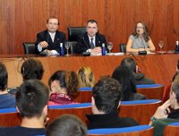 Campos dice en la Universidad de Murcia que continuarán las negociaciones para las transferencias de Justicia