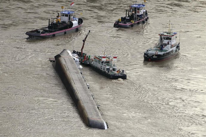 Vuelca en el Rin un buque cisterna con 2.400 toneladas de ácido sulfúrico