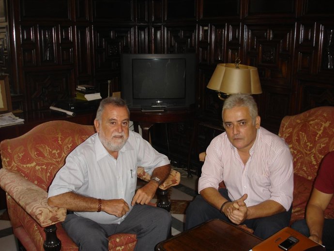 A la derecha de la imagen, Manuel Gutiérrez Arregui.