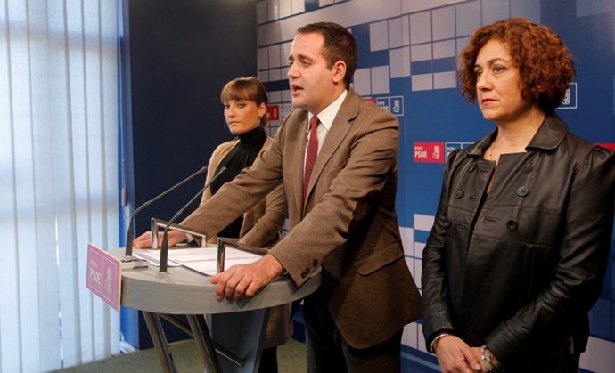 Rueda de prensa de Alarte, flanqueado por Carmen Ninet y Clara Tirado