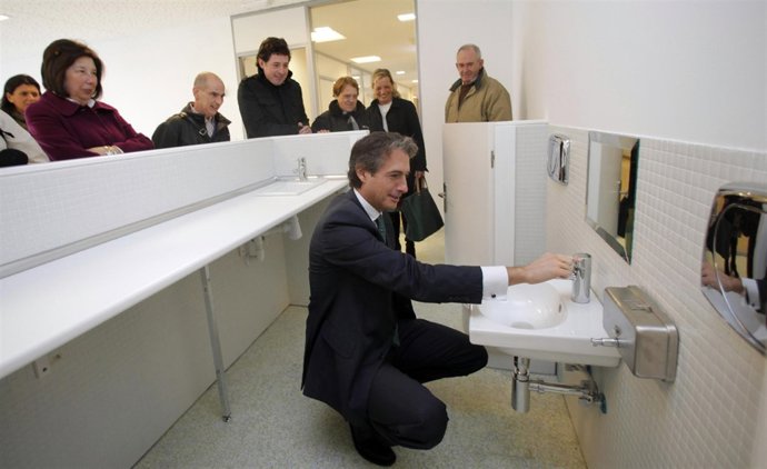 De la Serna durante su visita a las obras de la guardería laboral de Candina