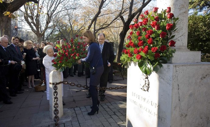 Shánchez de León y una Dama de Blanco en la ofrenda 