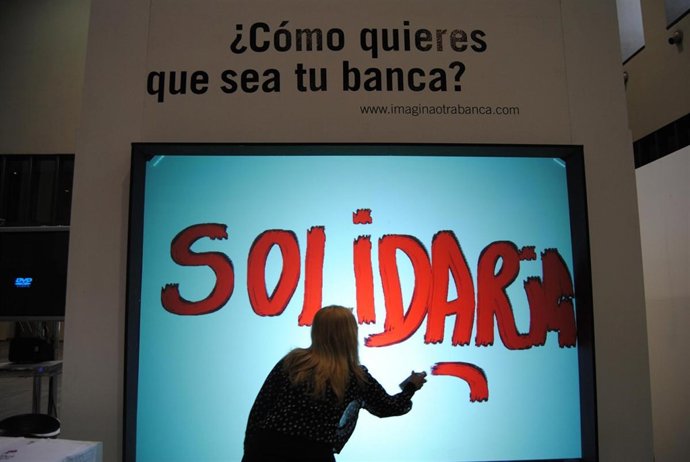 Una ciudadana expresando su opinión sobre Banca Cívica