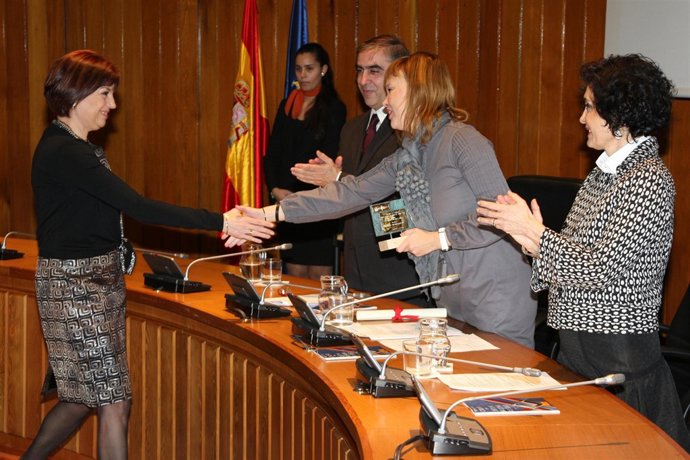 Nieves Ascunce recibe el premio por el programa de detección precoz del cáncer d